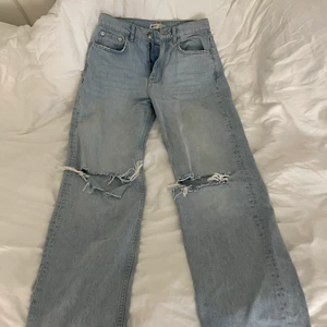 håliga jeans från Gina tricot - Säljer pga de tyvärr blivit förstora😕 använda kanske 2-3 gånger och därför i bra skick!😁👍🏼 Strl 36!