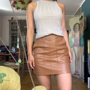 Brun läderkjol H&M - En mini A-linje kjol i pläder! Är sparsamt använd, alltså är den fortfarande i bra skick. Tycker den går att matcha med mycket. Köpt på H&M.                                      ✨ kan skickas mot frakt 