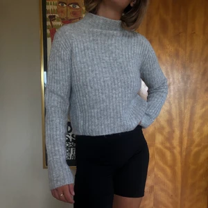 Grå ribbad tjocktröja - Grå ribbad tjocktröja