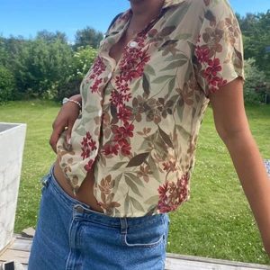 Mönstrad blus - En sval topp i blommigt mönster. Säljer då den tyvärr inte kommer till användning :(