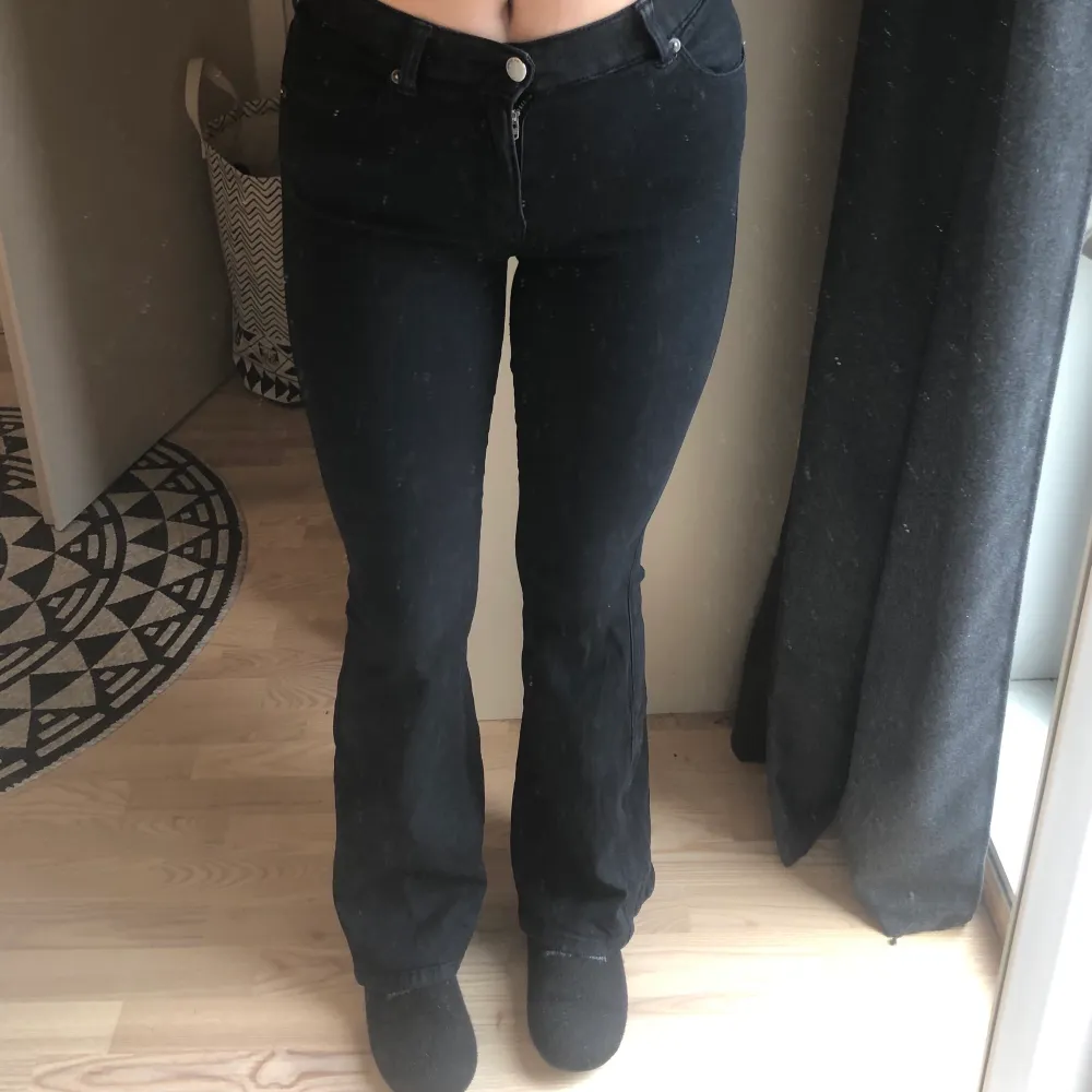 Säljer ett par svarta dr denim bootcut jeans , jag är 163 cm och dem passar superbra i längden på mig. Jeans & Byxor.