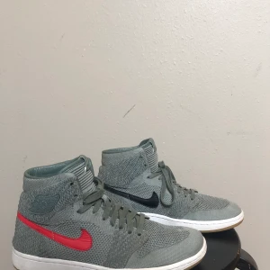 Jordan 1 Retro High Flyknit - Säljer min Jordan 1or. Perfekt för sommaren, skönt material som andas. Använda ca 5 gånger, säljer pga för små för mig. Köptes 2018 i Stockholm. Storlek 44