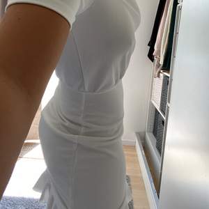 En vit klänning som jag tänkte haft till studenten men hittade en annan så denna är helt oanvänd:) superfin och jätte stretchig i materialet. Frakt tillkommer❤️