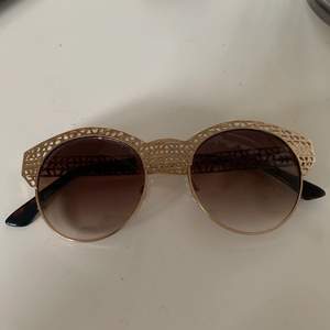 Coola solglasögon med guldigt mönstrade bågar! UV 400💕 köparen står för frakten