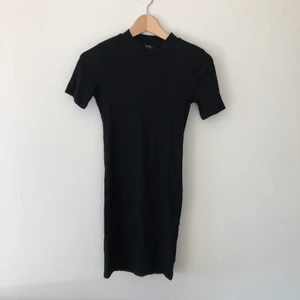 Mini klänning - Bershka - Klänning från bershka i nyskick, knappt använd 🌻