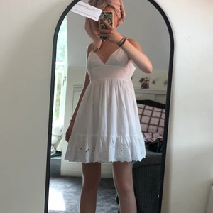 Zara klänning vit - Tänkte sälja min fina fina oanvända zara klänning då sen har varit för stor för mig (xs). Jag skulle nog säga att klänningen är en M-L då den är ganska liten i storleken. Skulle också kunna tänka mig byta till en mindre storlek om någon har det!❤️