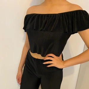 Svart set  - Fancy svart set (top + byxan) Materialet är jätteskönt ( från Lindex). Stl XS-S. Pris: 120kr (priset kan diskuteras)