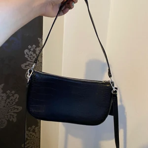 Svart väska  - En svart oanvänd handväska, rensar för jag har sååå många💓