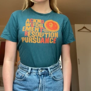 Turkos 70s T-shirt med tryck - Jättecool 70-talstshirt som jag tyvärr aldrig använder längre. Står strl S (för killar) men den passar även större beroende på hur man vill ha passformen. 