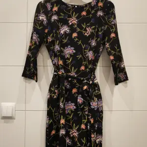 Svart, blommig klänning från H&M i storlek 36 🌸 Använd 2 gånger 🥰 Frakt tillkommer 💕