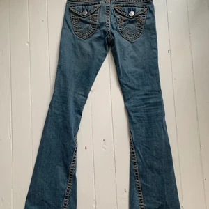 TRUE RELIGION JEANS - säljer mina true religion jeans. Bootcut model. Jättesnygga men tyvärr för små för mig
