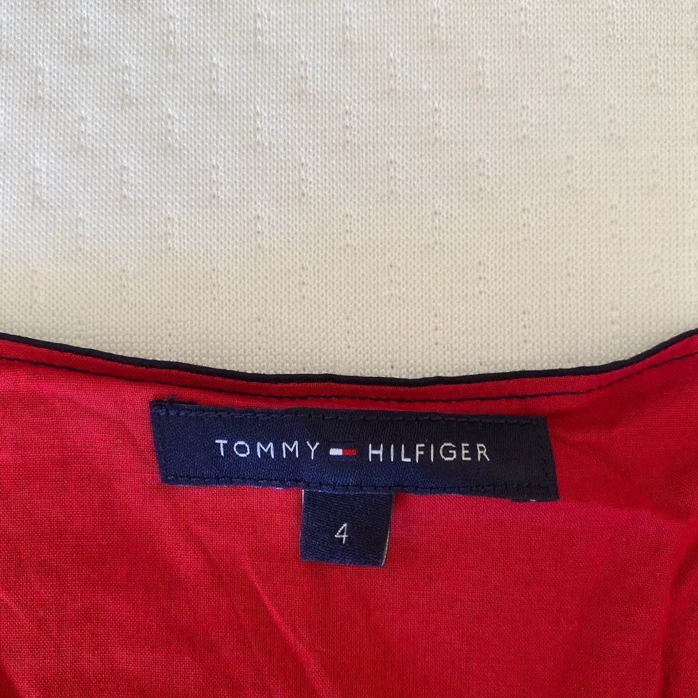 Blå klänning från Tommy Hilfiger! Frakt tillkommer, 63kr! Storlek M men passar även dig som har S!💕. Klänningar.