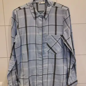 Blå, rutig skjorta i storlek 36 från Cubus. Skjortan är i bra skicka ✨ Frakt tillkommer 💕