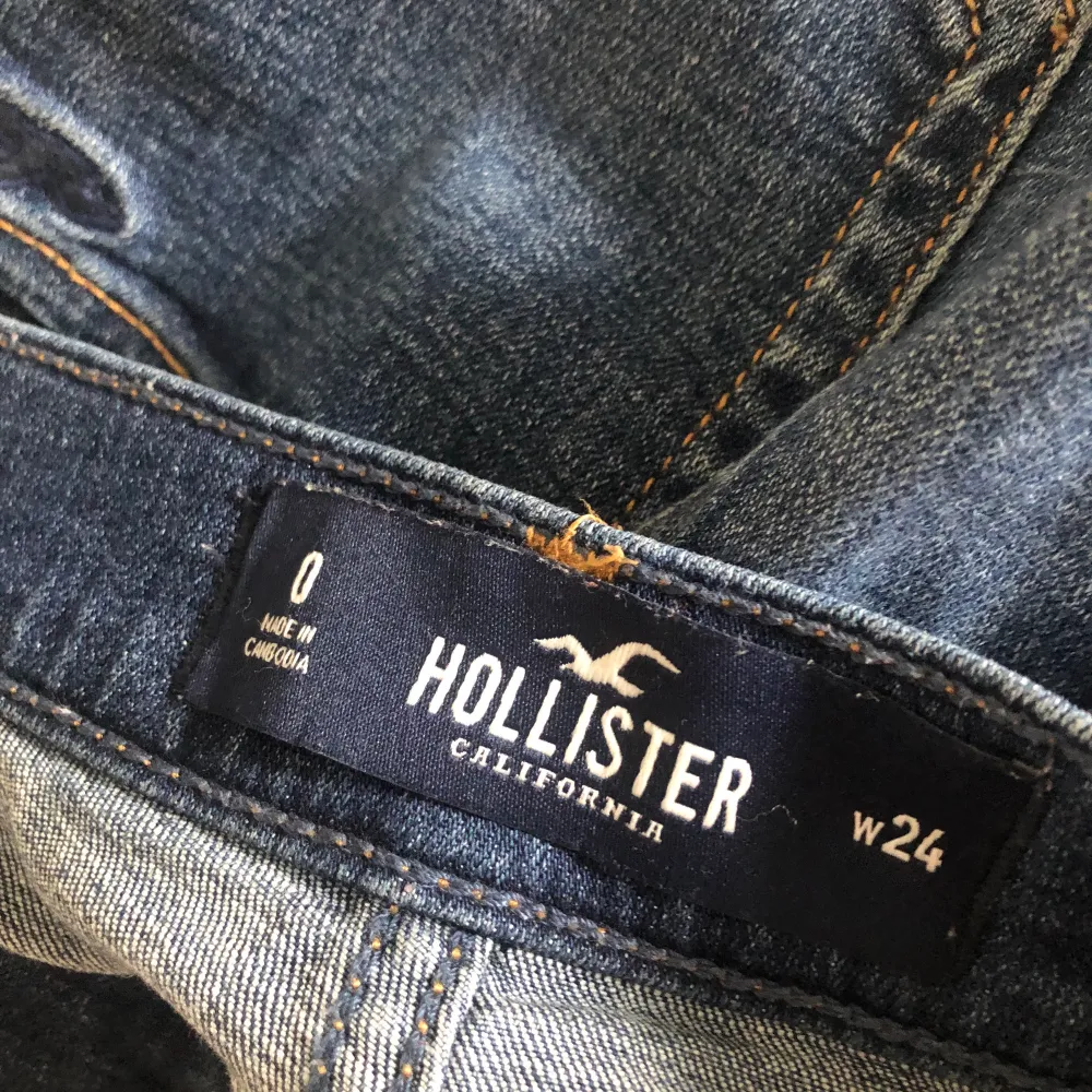 Säljer dessa supersköna jeansshorts från hollister i storlek 24 i som är använda men i gott skick💕. Shorts.