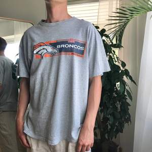Vintage T-shirt Broncos i storlek XL. Person på bilden är 184cm. hör av dig om du har några frågor eller vill ha fler bilder/mått på plagget ✌🏼