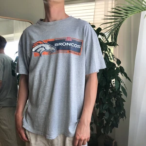 Vintage T-Shirt - Vintage T-shirt Broncos i storlek XL. Person på bilden är 184cm. hör av dig om du har några frågor eller vill ha fler bilder/mått på plagget ✌🏼