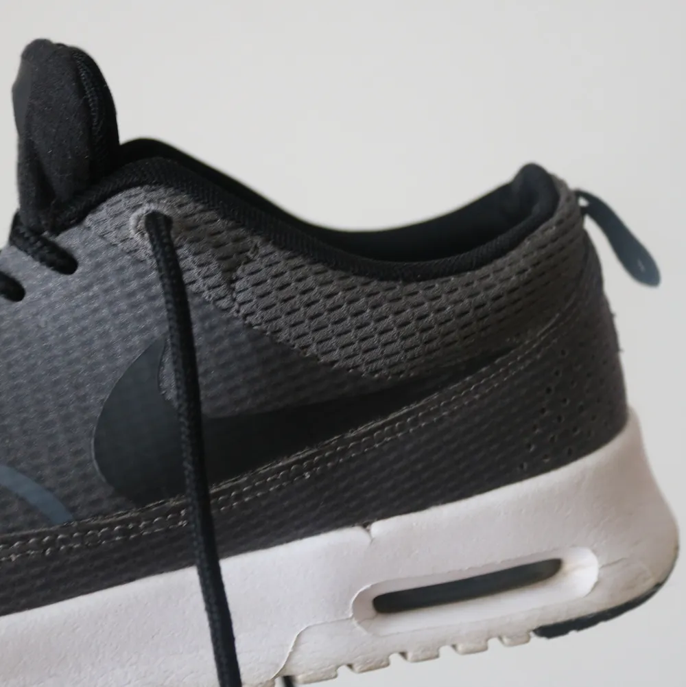 Dark Grey Nike skor i Strl 37.5. Använt de enbart 3 ggr. Skorna är i snyggt skick. Ny pris är 1500. Jag säljer de för 600 kr.. Skor.