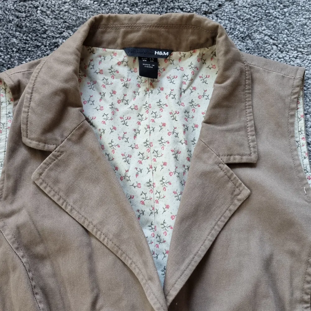 En beige/brun väst från H&M i storleken 44 . Övrigt.