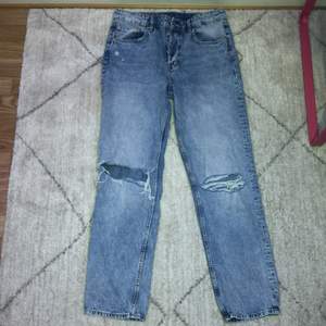 Jeans från H&M strl 40. Bra sick har knappt använt, säljer för att den inte passar mig längre.