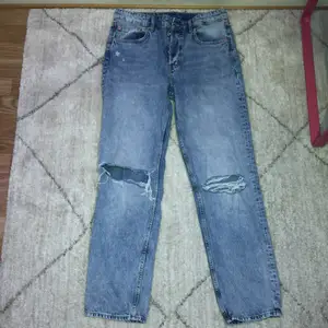 Jeans från H&M strl 40. Bra sick har knappt använt, säljer för att den inte passar mig längre.