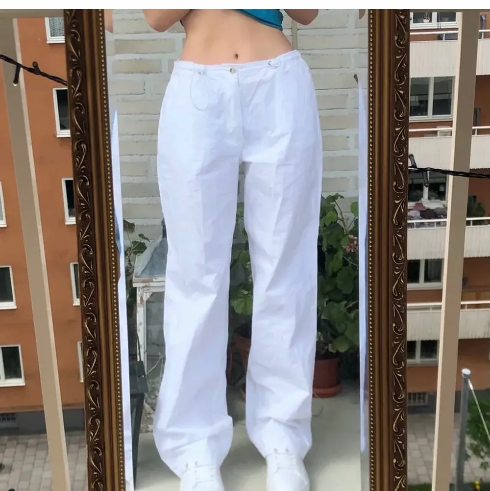 Superfina vita byxor perfekt i sommarvädret! Jag köpte dem här på Plick och bilderna är lånade, de passade tyvärr inte och därför säljer jag dem ❤️ . Jeans & Byxor.