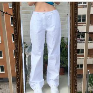 Superfina vita byxor perfekt i sommarvädret! Jag köpte dem här på Plick och bilderna är lånade, de passade tyvärr inte och därför säljer jag dem ❤️ 