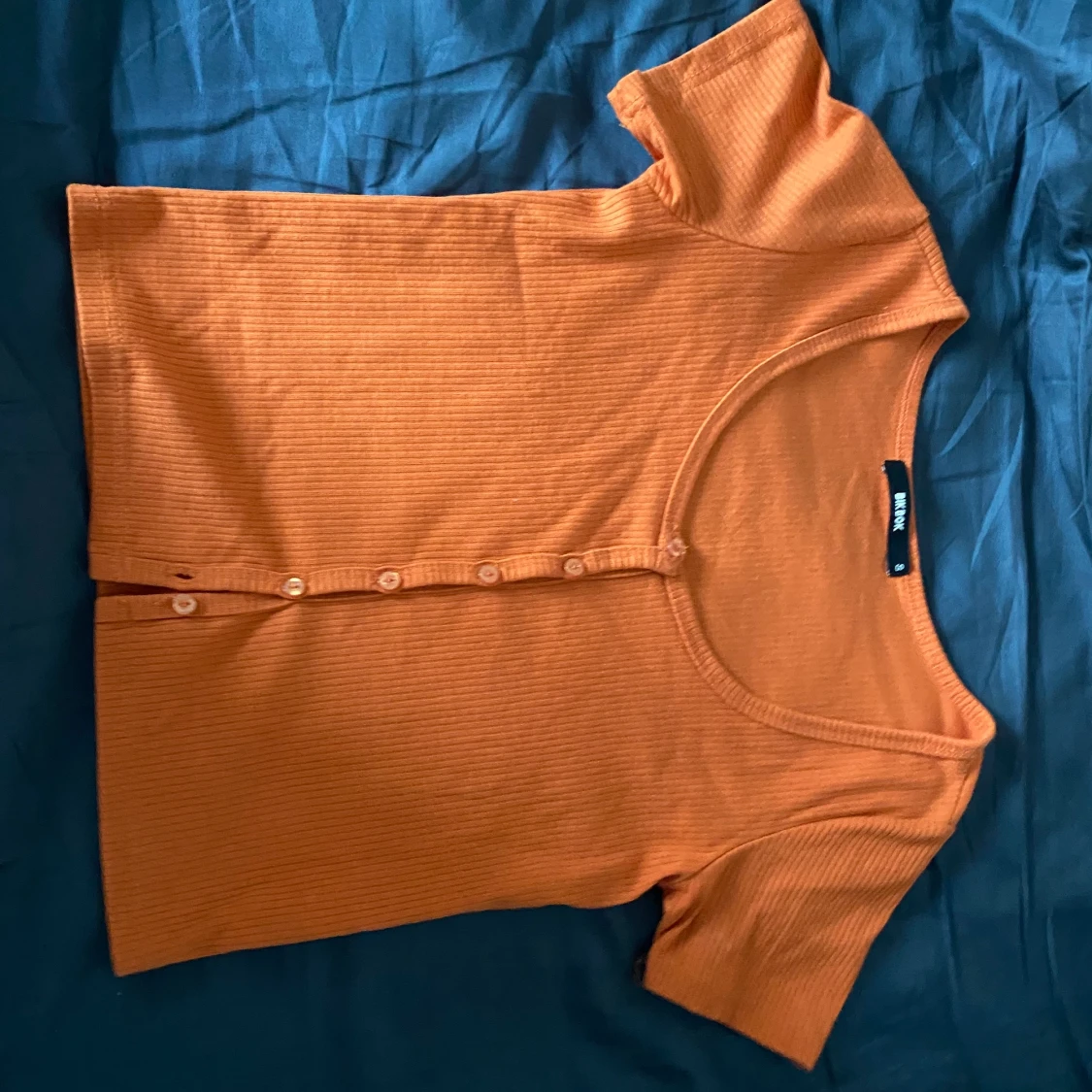 Topp i bränd orange färg