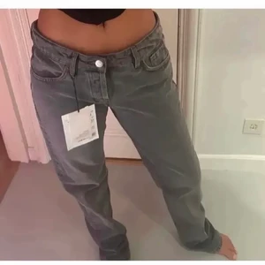 Jeans  - Säljer ett par liknande jeans till dessa. De jag säljer sitter likadant men är lite mörkare i färgen(närmare svart än grå) dom är även inte låg midjas utan lite mer midrise. Kan tyvärr inte ta egna bilder på då dom är för små för mig. Storleken är 32 men skulle säga att dem passar en 32/34 men kan även passa en 36a oxå beroende på kroppstyp och hur du vill att de sitter. Lånade bilder) skriv privat vid frågor!  Köp durekt 500+ frakt kostnad!