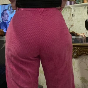 Ballaste rosa Manchester byxorna - Köpta på vintagebutik, står storlek 42 men sitter mer som en S. Knappt använda och säljer för de har blivit för små💔