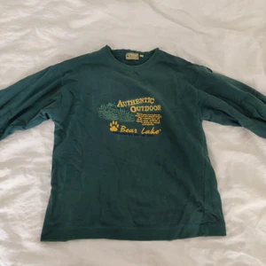 Tjocktröja - Perfekta tjocktröjan att slänga på en sommarkväll! Storlek S/M, skulle säga att det stämmer rätt väl då ärmarna är rätt smala. Gott skick, och kommer tvättas innan den skickas iväg. Skriv för fler bilder!