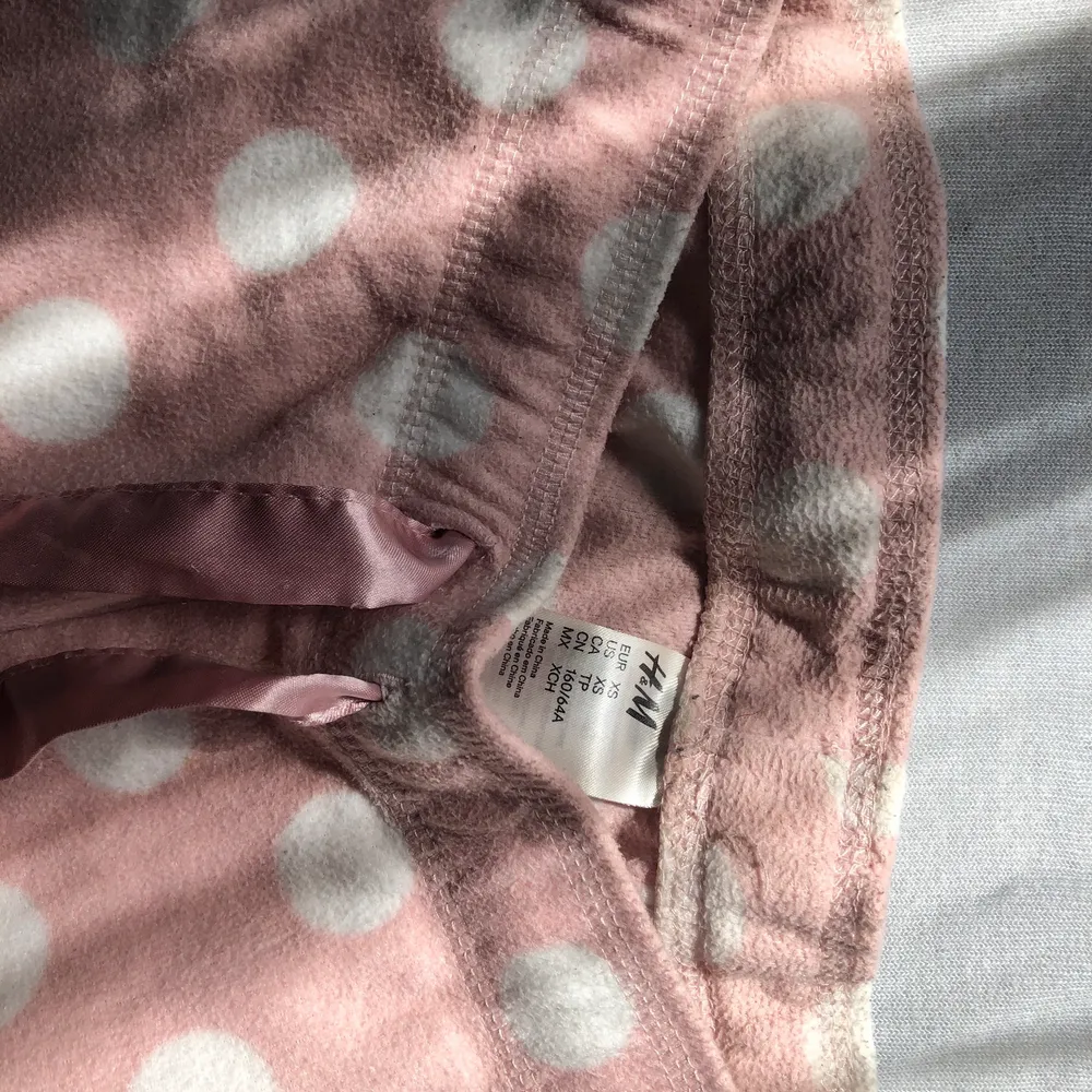 Ljusrosa polka dot pyjamasbyxor i storlek XS från H&M. Har lite synliga bristningar men annars i gott skick. Superskönt material.. Jeans & Byxor.