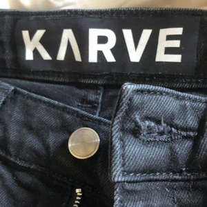 Karve svarta skinny jeans tight W29 - Köpte dessa byxor under en resa till Sundsvall. Då älskade jag dess byxor, men nu har jag inte bara växt ur dom, har också hittat mig själv en ny stil. De kostade runt 750kr originellt. Fortfarande nyskick :)