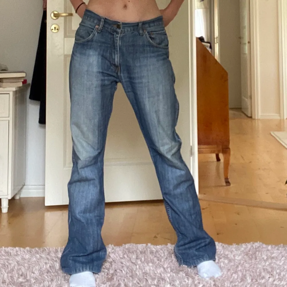Lågmidjade Levi’s jeans som tyvärr är lite för stora i midjan på mig! Långa på mig som är 170 cm. Midjemåttet är ca 90 cm och insömmen är ca 82 cm❣️. Jeans & Byxor.