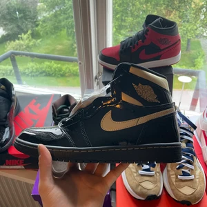 Jordan 1 black metallic gold - Air jordan 1 Black metallic gold. Helt nya och oanvända. Skickas snabb och spårbar. Undrar ni över något? Skriv så svarar jag så fort jag kan 🙂