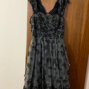Klänning  - Svart klänning, vacker, lämplig för fester.