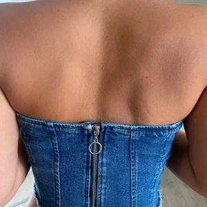 Tröja i denim - Strorlek L men betydligt mindre. Personen på bilen har storlek S i vanliga fall. Köparen står för frakten 