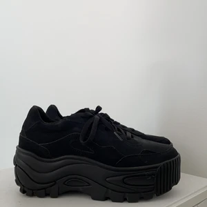 Sneakers  - Endast använda 1 gång, skor från Bershka 