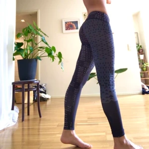 Onzie yogatights XS low waist  - Fun patern, low/mid waist, thick waistband 🔹🌀 Sparingly used. Blue/black/white. If you’re not familiar with Onzie’s material they use more like a swimwear material, but still comfortable. Original price: 79usd. Brand: Onzie