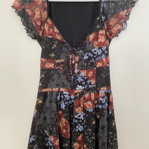 Söt byxklämning  - Jättefin klänning från Urban Outfitters med inbyggda shorts, det syns dock inte att det är shorts undertill. Man får fin definierad midja och väldigt fin urringning. Den är i M men passar även som en S ❣️