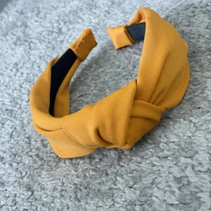 Hår - Ett hår diadem i en liten mer gammaldags färg. Är använd ca 3-4 gånger men fortfarande i ett jätte bra skick.
