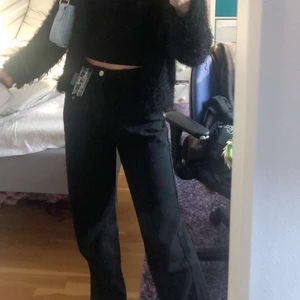 Vida svarta jeans! - Säljer dessa svarta vida jeans med sliningar i botten! Jättefina men kommer inte riktigt till användning då de är lite för små. Köpte på Shein för ca. 200kr och säljer för endast 90kr + frakt vilket köparn står för! Inte ”töjbart”