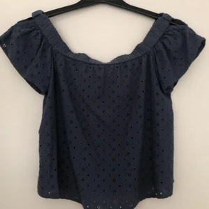 Abercrombie&fitch blus i stl XS - Abercrombie&fitch blus i stl XS. Off shoulder. Mörk blå i bomullsmaterial. Fint skick