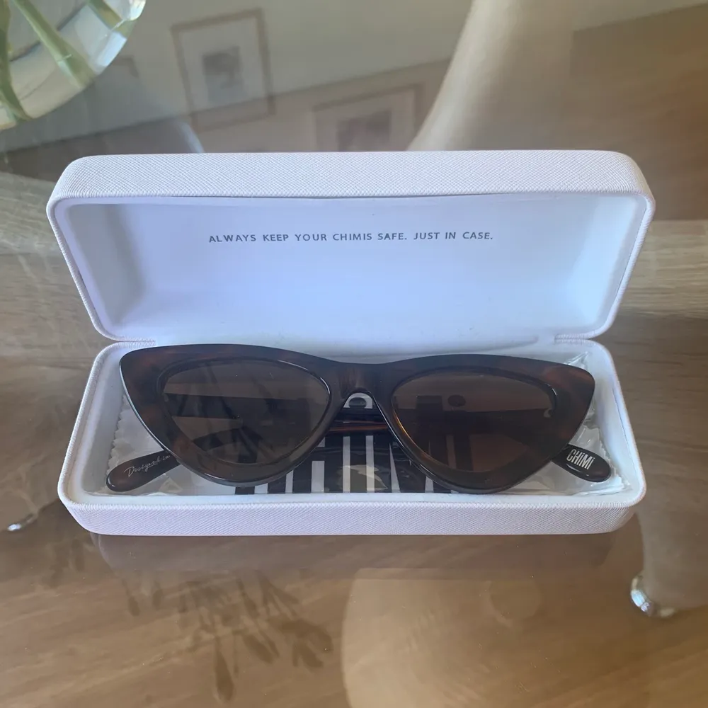 Fina cat-eye solglasögon från Chimi i tortoise #006 modell. Använda en gång. Kommer i nyskick. Frakt tillkommer. . Accessoarer.
