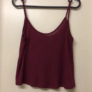 Vinrött linne storlek xs - Ribbat vinrött lössittande linne. Fint skick, använd ett fåtal gånger. Köparen står för frakten. 💗