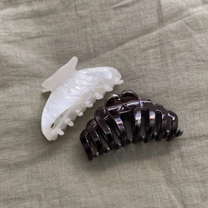 ✨Svart Hårklämma✨(vita såld) - Den vita är såld, svarta finns kvar. Pris kan diskuteras. Köpare står för frakt💘
