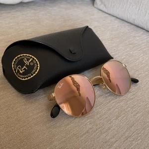 Rayban solglasögon  - Guldiga bågar med rose spegelglas. Fodralet följer med!