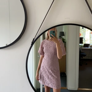 Finklänning från Nelly - Rosa/lila klänning med öppen rygg från Nelly. Passar jättebra till lite finare tillfällen! Endast använd 1 gång🤍