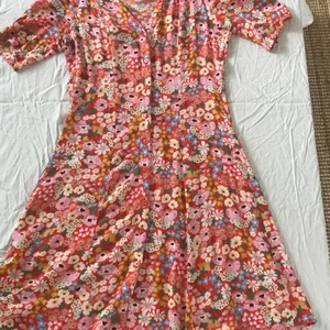 Klänning - Oversize klänning från Monki i xxs. Säljer för att den är lite stor för mig. Sitter kanske mer som en S eller XS