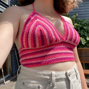 Rosa virkad topp!  - Rosa topp virkad av mig! Knyts i nacken och ryggen. Passar flera storlekar XS-L och B-D kupa. Kan även göra andra färger. Kolla in mitt konto för fler virkade toppar!💓💓💓