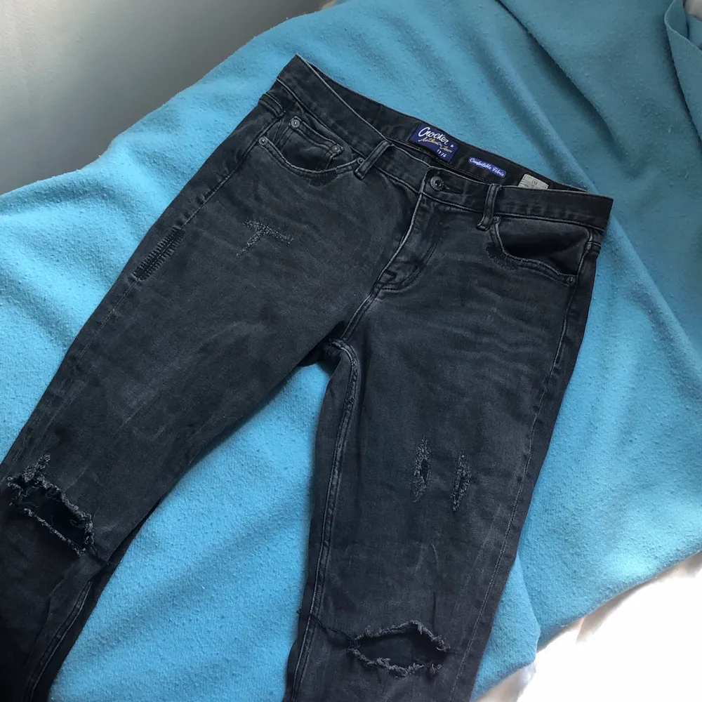 Grå jeans med slitning🖤  Mellan höga i midjan, tajta. Jeans & Byxor.